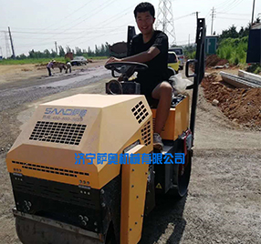 座駕振動(dòng)壓路機(jī)，路面壓